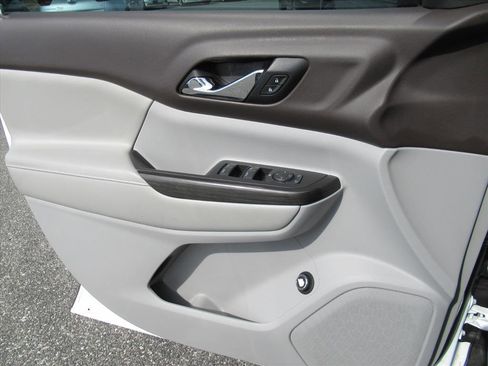 Used 2018 GMC Acadia SLT image 26