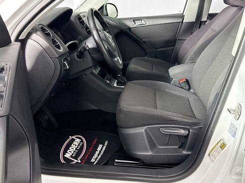 Used 2018 Volkswagen Tiguan Limited w/ Premium Package image 16