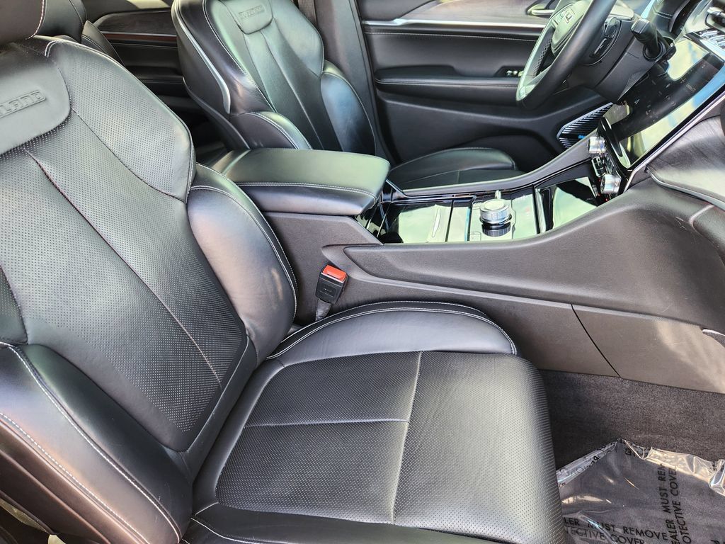 Used 2021 Jeep Grand Cherokee L Overland w/ Luxury Tech Group IV AWD/4WD image 5