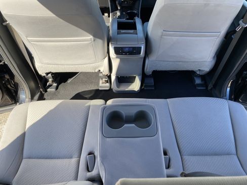 Used 2018 Toyota Highlander LE w/ Carpet Mat Package (TMS) image 23