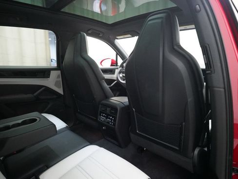 Certified 2025 Porsche Cayenne S AWD/4WD image 28