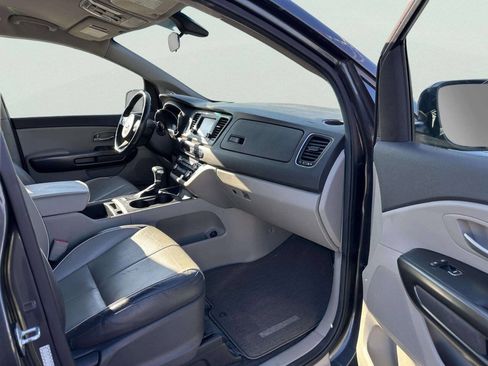 Used 2017 Kia Sedona LX w/ LX Essentials Premium Package FWD image 21