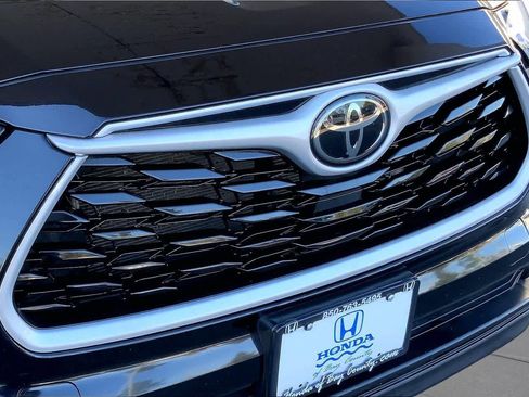 Used 2024 Toyota Highlander XLE FWD image 49
