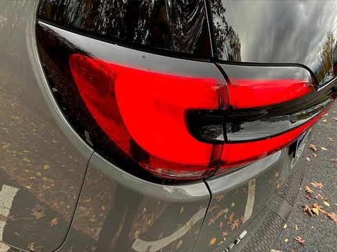 Used 2022 Chrysler Pacifica Limited w/ Uconnect Theater Family Group image 22