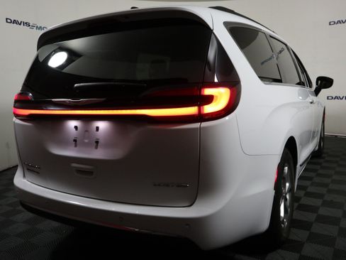 Used 2023 Chrysler Pacifica Limited FWD image 6