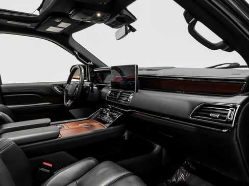 Used 2023 Lincoln Navigator Reserve image 12