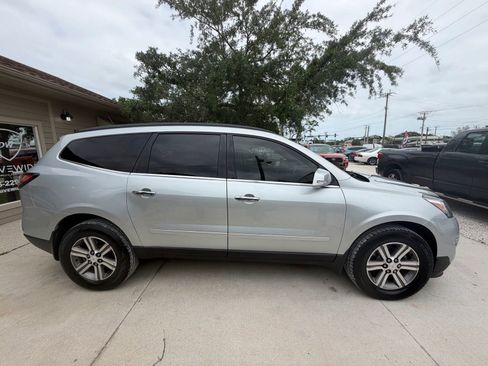 Used 2017 Chevrolet Traverse LT image 3