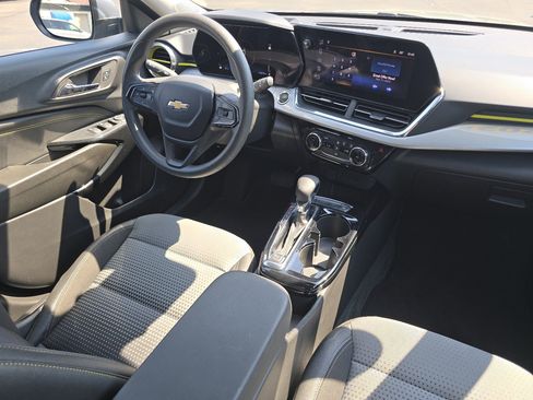 Used 2025 Chevrolet Trax LT FWD image 27