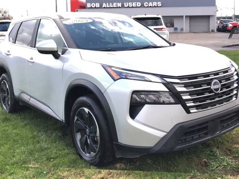 Used 2025 Nissan Rogue SV image 2