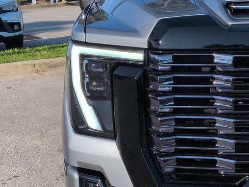 Used 2025 GMC Sierra 2500 Denali Ultimate AWD/4WD image 9
