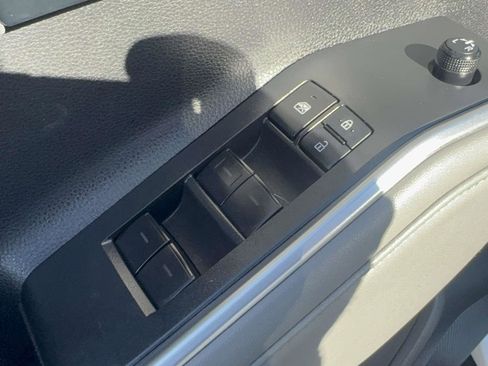 Certified 2022 Toyota Highlander L image 21