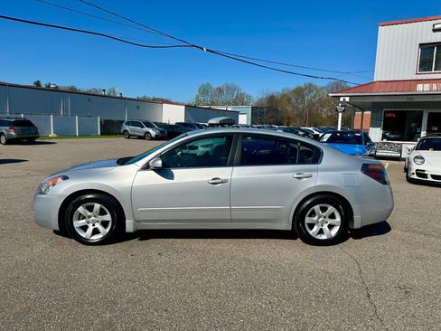 Used 2009 Nissan Altima 3.5 SL w/ Emergency Aid Pkg image 5