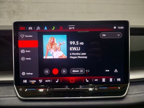 New 2025 Volkswagen Tiguan SE image 29