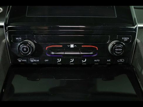 Used 2023 Jeep Grand Cherokee Laredo image 26