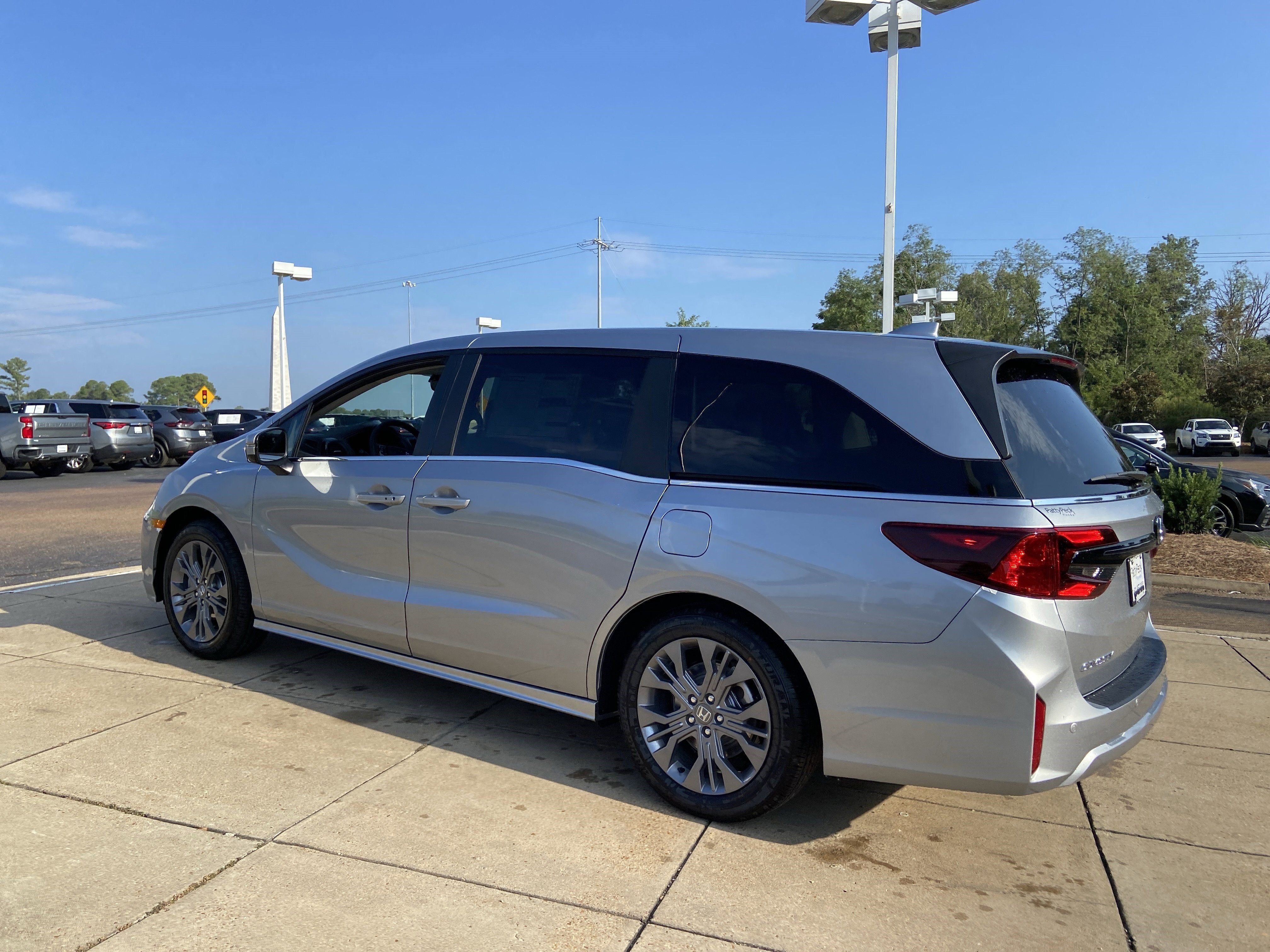 New 2026 Honda Odyssey Touring image 7