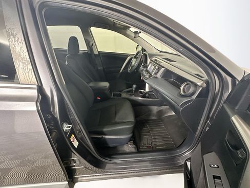 Used 2018 Toyota RAV4 LE FWD image 28