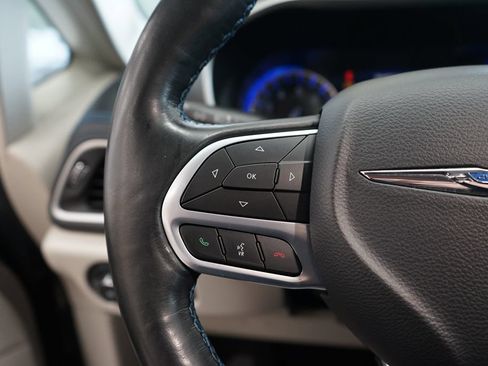 Used 2021 Chrysler Pacifica Touring-L w/ Uconnect Theater Family Group AWD/4WD image 33