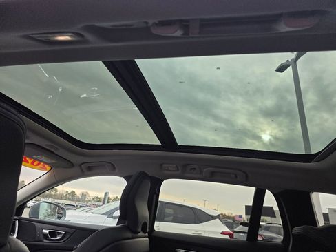 Used 2025 Volvo V60 B5 Cross Country Plus image 18