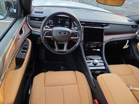 New 2025 Jeep Grand Cherokee Summit image 7