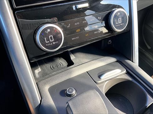 Used 2025 Land Rover Discovery Dynamic SE image 33