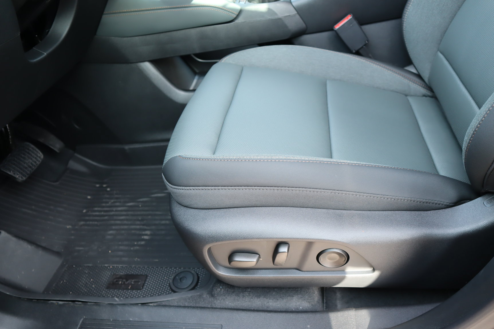 New 2027 GMC Terrain AT4 w/ Convenience Package III AWD/4WD image 14