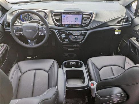 New 2025 Chrysler Pacifica Select image 13