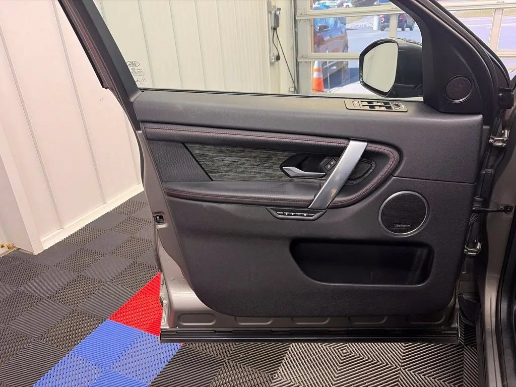 Used 2020 Land Rover Discovery Sport SE R-Dynamic AWD/4WD image 9