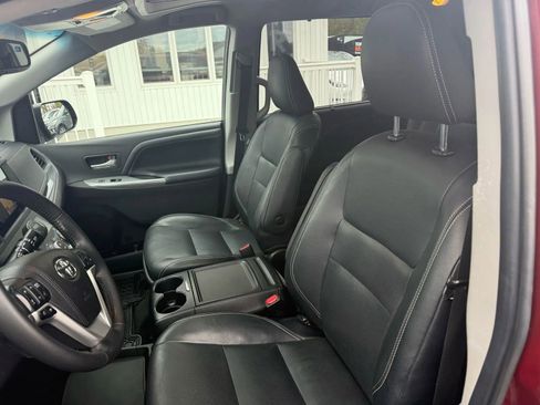 Used 2015 Toyota Sienna SE Premium image 16