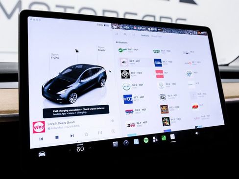 Used 2022 Tesla Model Y Long Range AWD/4WD image 29