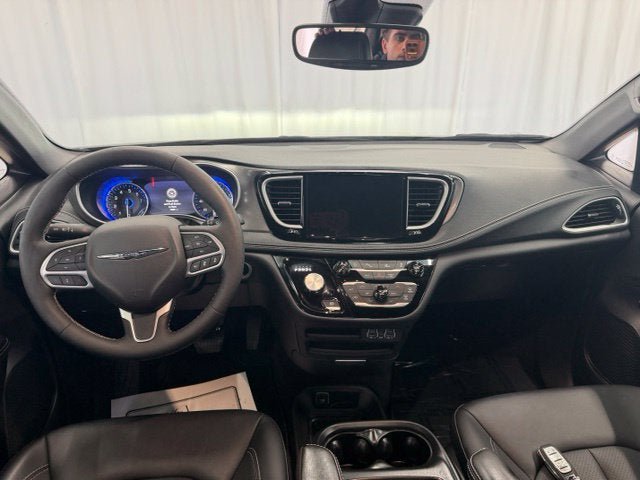 Used 2025 Chrysler Pacifica Select FWD image 4