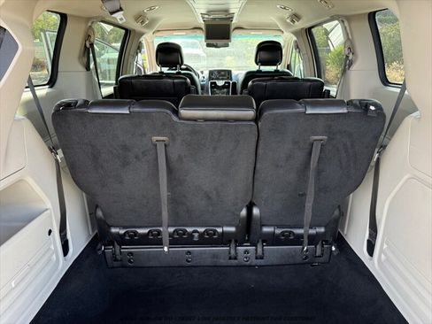 Used 2014 Chrysler Town & Country Touring FWD image 13