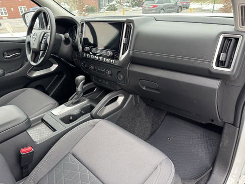 Certified 2025 Nissan Frontier SV image 38