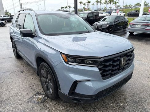Used 2025 Honda Pilot Sport image 2
