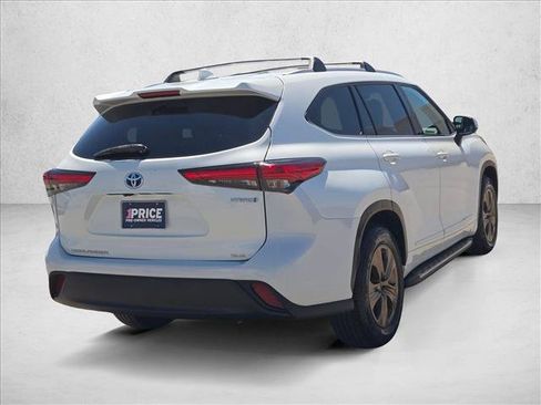 Used 2022 Toyota Highlander Bronze Edition FWD image 5