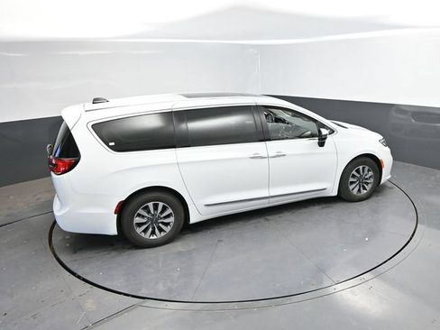 Used 2023 Chrysler Pacifica Limited FWD image 39