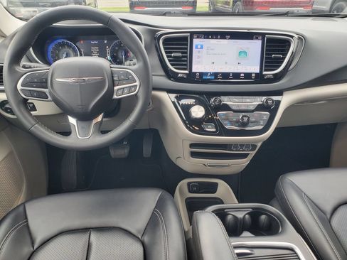 Used 2024 Chrysler Pacifica Touring-L FWD image 25