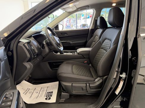 Used 2024 Nissan Pathfinder S image 32