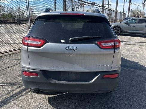 Used 2016 Jeep Cherokee Sport FWD image 3