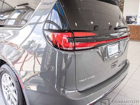 Used 2022 Chrysler Pacifica Touring-L image 16