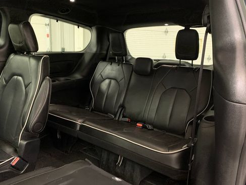 Used 2025 Chrysler Pacifica Limited FWD image 24