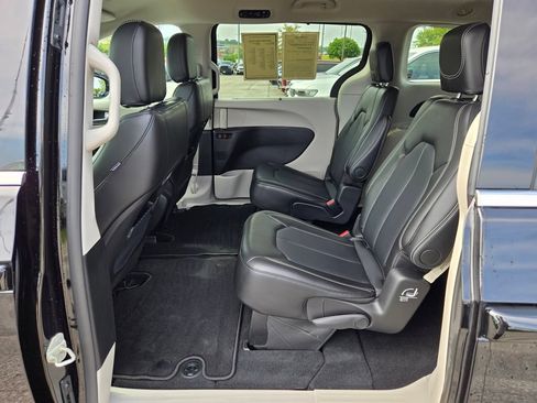 Used 2024 Chrysler Pacifica Touring-L AWD/4WD image 26