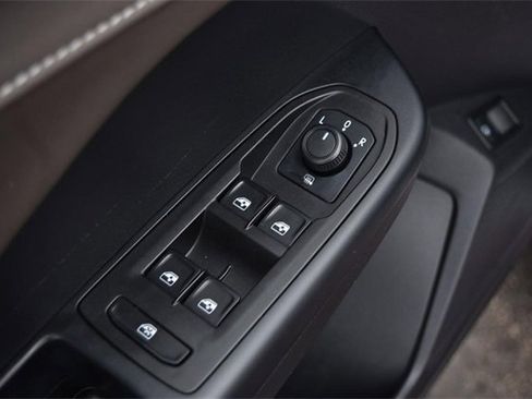 Certified 2022 Volkswagen Taos SEL w/ Panoramic Sunroof Package image 8