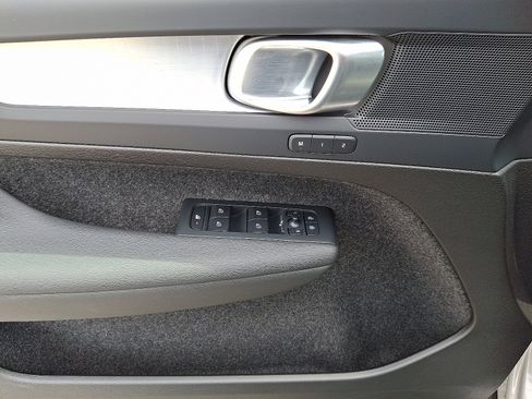 Certified 2025 Volvo XC40 B5 Core image 12