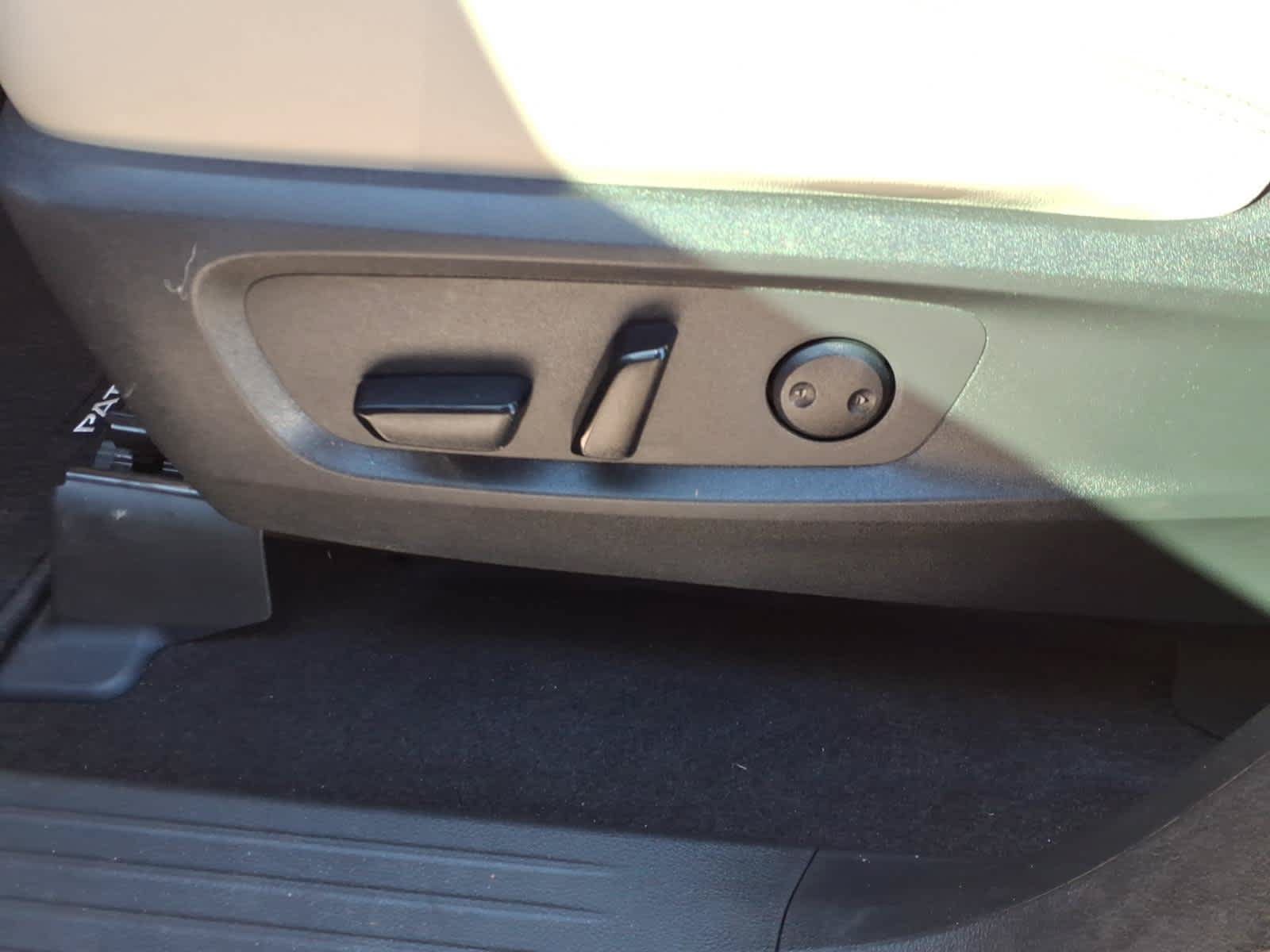 Used 2023 Nissan Pathfinder SL AWD/4WD image 17