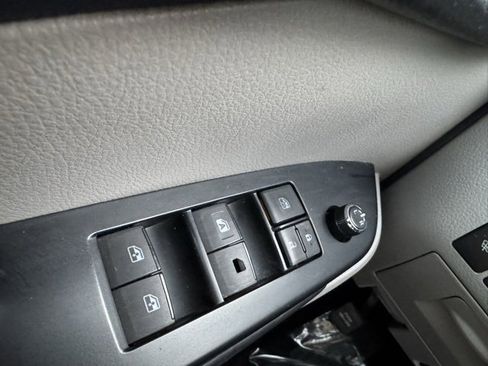 Used 2017 Toyota Highlander XLE image 34