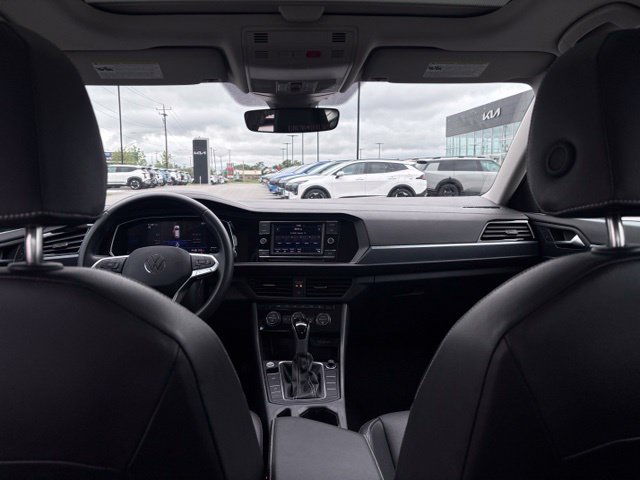 Used 2024 Volkswagen Jetta SE w/ Panoramic Sunroof Package FWD image 28