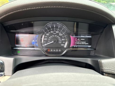Used 2015 Lincoln MKS AWD image 28