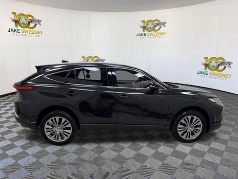 Used 2022 Toyota Venza XLE image 11