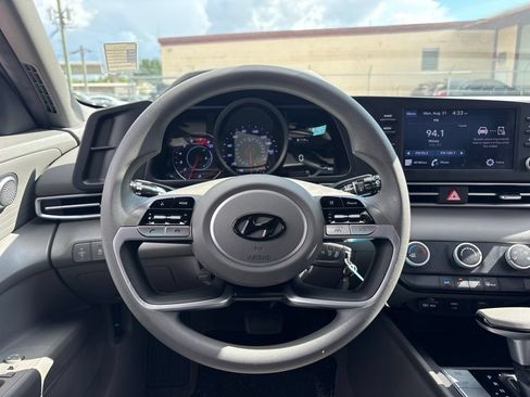 Used 2023 Hyundai Elantra SE FWD image 18