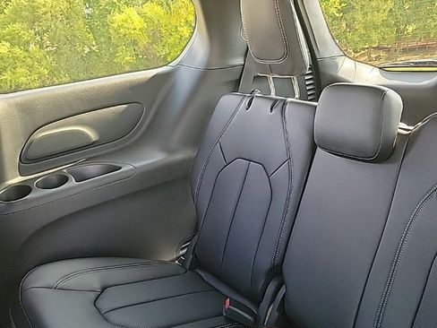 New 2026 Chrysler Pacifica Select image 13